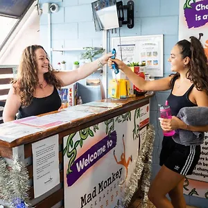 https://mad-monkey-backpackers-waterfront.cairnshotels4all.com